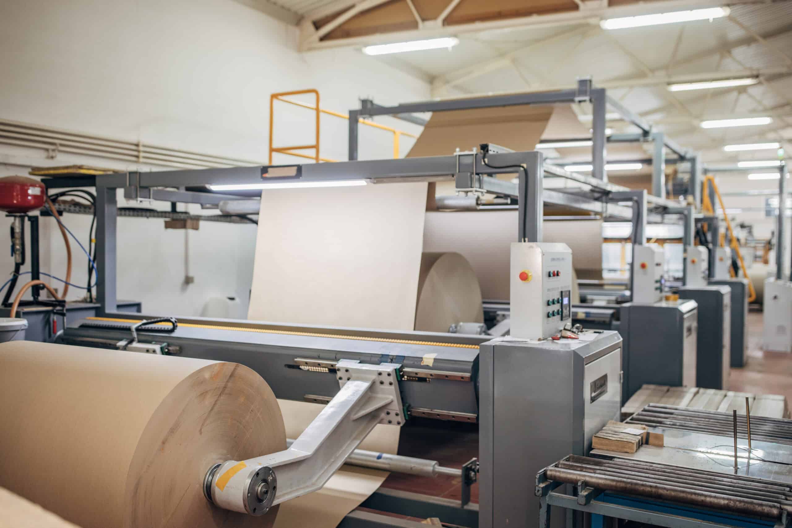 Automated paper production machine packaging paper and cardboard from waste paper.