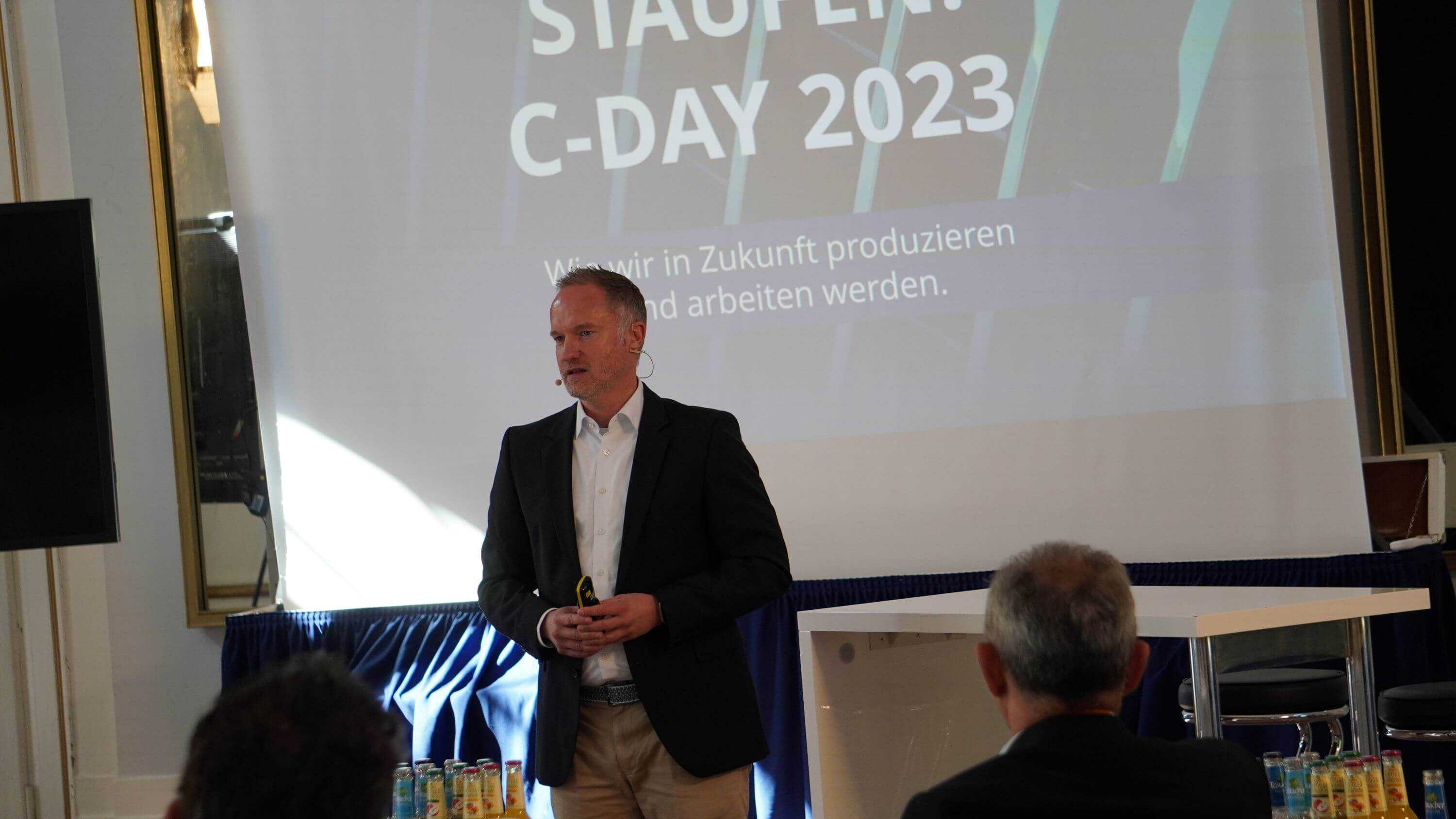 Man (Joachim Franz) presenting infront of a Screen