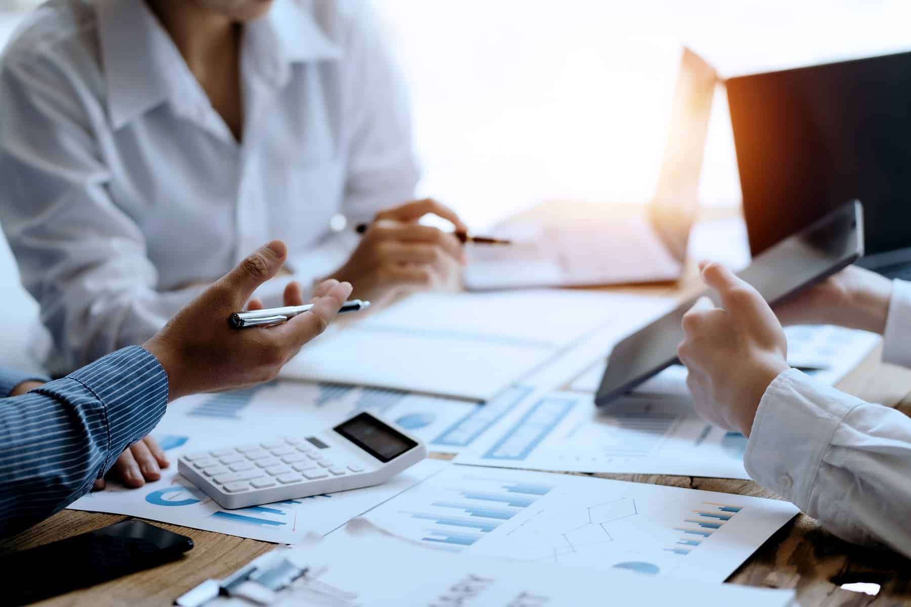 Gruppe von 3 Personen Business Meeting Verhandlung